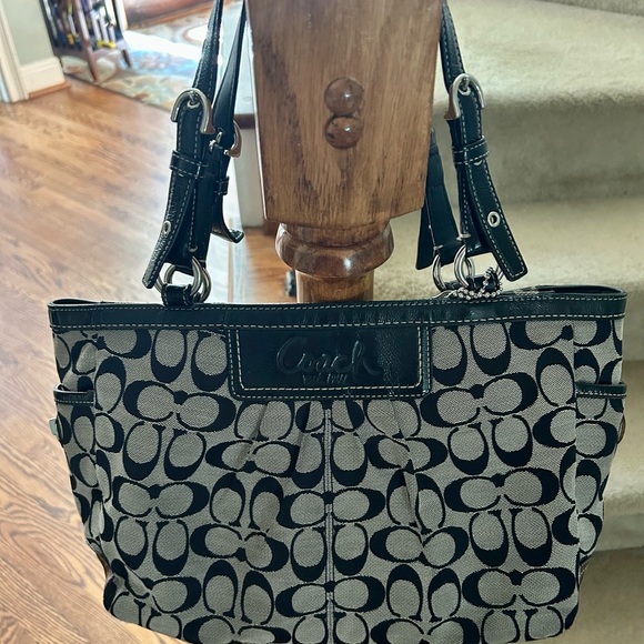 Coach Black and Cream Signature Shoulder Bag - Picture 7 of 12